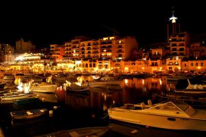 Foto stad bij nacht van malta, fotoreizen